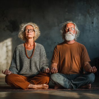 Літня жінка виконує асану йоги на килимку